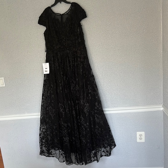 Mac Duggal Black Embellished Floral Cap Sleeve A Line Gown, Lace Maxi Dress NWT - Picture 14 of 17
